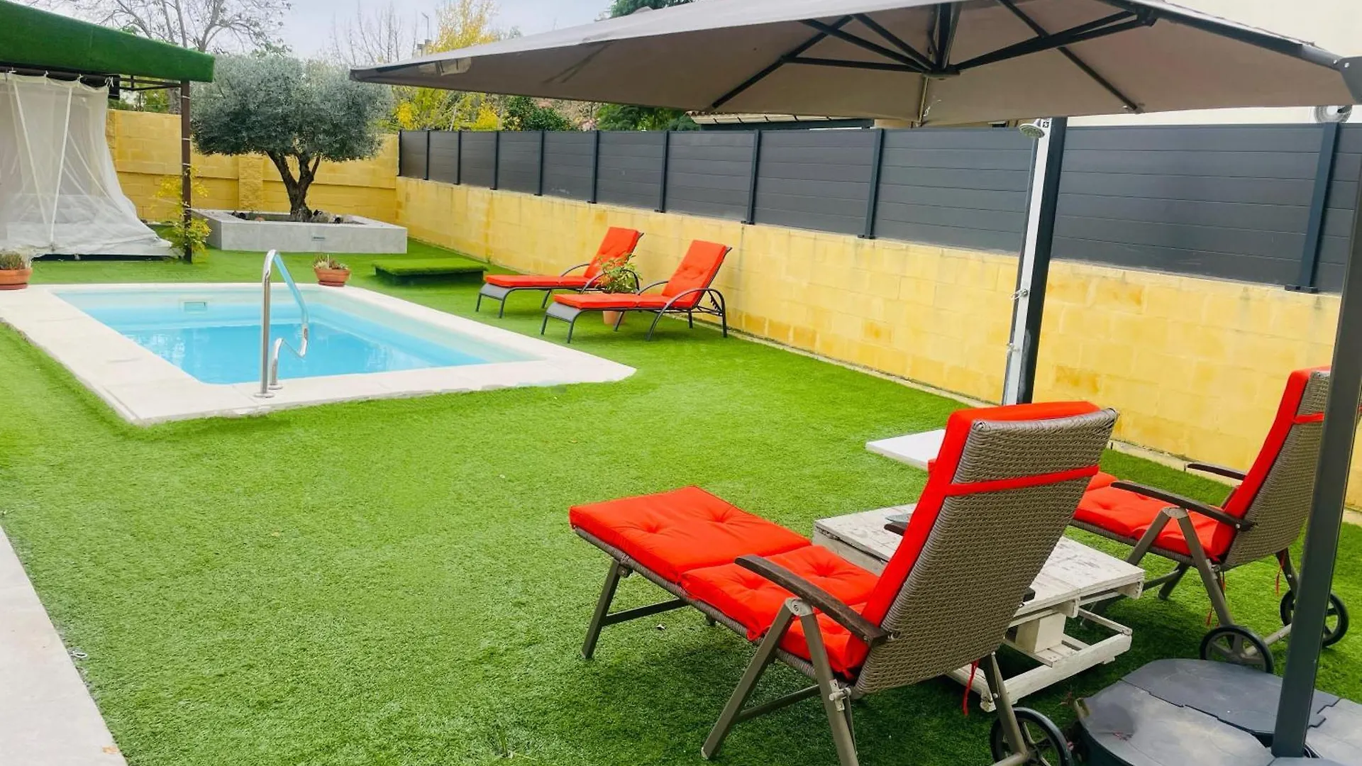 Casa Andaluza Con Piscina Y Jardin Privado En Gelves A 15 Minutos Del Centro De Sevilla